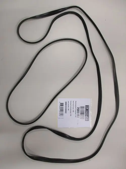 Schwarze Dichtung aus flexiblem Material, gewunden angeordnet, mit einem Etikett von Remeha, auf hellem Hintergrund.